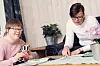 Marie får dukka si i armkroken når de skal synge seg gjennom sangheftet. Synge gjør de hver dag.