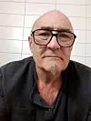 Geir Løland er musikkterapeut og spesialpedagog med master i familieterapi. Han jobber som konsulent for spesialisert fosterhjem for ungdom og har egen praksis som familieterapeut.