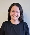 Katrine Treu Eriksen er ansatt som nettverkskontakt/barnevernskonsulent. Hun fordeler arbeidstiden ved å være ute på skoler og barnehage og inne på barnevernskontoret.