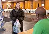 Inger Lise Sannes i Nav har fått Karis familie på listen over dem som får mat fra organisasjoner. Her henter hun matpose i frikirken i Kristiansand.