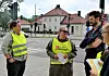 Rødt-leder Bjørnar Moxnes snakker med FO-tillitsvalgt Ingrid Rasten og streikende fra Fagforbundet utenfor Ullevål sykehus.