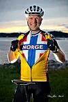 PÅ HJUL: Sykkel i gave til 50-årsdagen ble starten på Ragnar Holviks sykkelkarriere. – Uten hard trening og god fysisk form hadde jeg ikke kommet meg gjennom disse to årene, sier han.