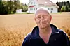 MEDLEVER: Jens Berget er på jobb i gjennomsnitt 60 timer per uke. Turnusen er bra for ungdommene og for teamet rundt ,men løna kunne vært bedre. - Vi må styrke fagforeningen, mener Berget.