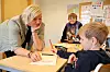 Elevene lærer kvensk mens de tegner og leker. Her underviser Naukkarinen elever på tredje trinn.