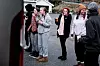 Stående buffet på parkeringsplassen. I grått står Emilia, i midten står Nathalia og til høyre med lua står barnevernspedagogstudent Henriette Vågenes som hadde deler av praksisperioden sin på leiren.