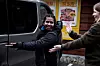 Thivya Alfonse Cruz (20) (t.v.). Ved siden av danser 14 år gamle Karen.