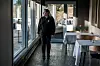 Lied står ved spisesalen på Viste Strandhotell og ser utover Visteviga. Hotellet var i ferd med å gå konkurs da Lied tok over i 2017. Over natta gikk hun fra «bare» å være en sosialarbeider til også å bli hotelldirektør. – Jeg hadde ingen peiling på hotellbransjen, men tenkte: Hvor vanskelig kan det være? Jeg skjønte raskt hvorfor det er en treårig utdannelse.