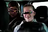 14-åringene Karen og Emilia er ikke vonde å be om å synge med når musikken i minibussen skrus opp.