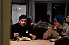 Sånn cirka i dette sekundet, klokka halv ti på den siste dagen av vinterleiren, bestemmer Lied at dagen etter er det ikke frokost før halv 11. Beslutningen mottas med jubel fra ungdommene før de går hver til sitt og forbereder seg på avreisedagen. Her sitter hun sammen med miljøarbeider Camilla Heggedal.