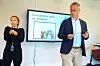 Bård Mæland, rektor ved VID vitenskapelige høgskole ønsker velkommen til studiestart for studenter med utviklingshemming. VID Stavanger og VID Oslo tar opp seks studenter hver til studiet i menneskerettigheter. Det han sier blir tolket for de som er hørselshemmet.