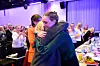 Ina Libak er valgt til leder av profesjonsrådet for sosionomer og får klem av Mimmi Kvisvik.