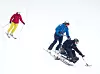 MYRKDALEN: Tor Einar Finne øver sitski og får hjelp av instruktør Simon Johansson. Vernepleier og skilærer Jill Garen jobber for å få alle ut på ski.