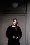 Emma Holten forteller at hun ofte har blitt kalt sint og fått beskjed om å se sint ut på bilder. Selv mener Holten at hun bare er nysgjerrig. Så smiler hun.