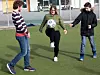 Det er mange voksne ute i friminuttene på Straumsnes skole. Her er vernepleier Bente Hansen i ballbingen med gutter fra niende trinn.