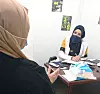 Khawla jobber med mor og barn-helse i en flyktningleir. Her under en konsultasjon.