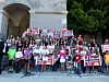 Et barnekor deltok under den to timer lange demonstrasjonen i Sacramento.