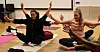 I yogarommet lærer de pusteteknikker og konsentrasjonsøvelser.