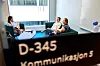 Studentene Patricia Eriksen (t.v.) og Sandra Miller øver sammen med lærer Helen Graarud (med dokka) i sofarommet.