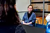 SimFredrikstad. Barnevernsstudenter ved Høgskolen i Østfold øver i autentiske omgivelser i simuleringssenteret. Lærer på barnevernsutdanningen, Helen Graarud, spiller en mormor i simuleringen med studentene.