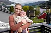 ULØNNET: For at Rebekka Kronstad Henriksen skal kunne amme datteren Sarah, må hun ta ulønnet permisjon fra jobben. Det går ut over økonomi og rettigheter.