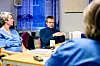 PÅFYLL: Arbeidsdagen er utfordrende både faglig og menneskelig. Her får sosionomene veiledning av psykiater Torbjørn Pedersen.