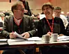 FORNØYD: Leder i Fagforbundet Mette Nord er fornøyd med kvinneprofilen i LO-sekretariatets forslag til tariffpolitisk uttalelse. Her i munter passiar med leder i EL & IT Forbundet, Jan Olav Andersen, på LOs representantskap.