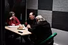 Inger Lybekk (til venstre) er én av få frivillige som fortsatt holder koken. Hun møter Fredrikk Skjøld og Iren Leo Finvik i lokalene der 'Pust Ut' holder møter.