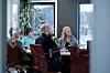 Rundt et bord samler lærerne seg på Hunn skole. Til timen har de tatt med seg hver sin problemstilling som de ønsker å lufte med resten av gjengen og miljøveilederne. Her sitter Hilde Øvereng (t.v) og Lise Skaage (t.h.).