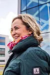 Elisabeth Antone Olsen jobba noen år som barnevernspedagog i Stavanger før hun ble gestaltterapeut og konsulent i oljebransjen.Eirik Dahl Viggen