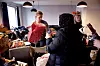 INNSATS: Janicke Gude og Silje Hansen fra Tele 2s personalavdeling stilte opp frivillig siste fredag før jul.