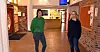 Kristin Tjønnland og kollega Renate Eltoft er glade for at deres arbeidsplass, Lofoten barnevern, har fått årets arbeidsmiljøpris.