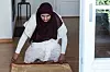 Shumaila Qazi viser fram bøneteppet hun tar med når hun møter fosterforeldre som ønsker å lære mer om Islam.