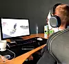Nicolai (16) spiller playstation på rommet.