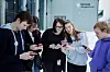 Miljøveileder Mari By Storholm lærte seg Snapchat på Youtube. Hennes råd til andre miljøveiledere: Sett i gang! F.v: Vegard Skjervold (16), Latifa Dahl (17), Mari By Storholm (31), Jette Kristine Rytter (20) og Nikolajh Fjellheim (18).