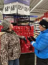 Unni (t.v) trenger hjelp til å regne ut hva hun har råd til. Rannveig Sletvold har med kalkulator i butikken.