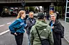 MØTE PÅ UTEKONTORET: På Grønland møter Vigdis og Cathrine en av de andre tre patruljene som er på jobb denne kvelden. Kollegene utveksler info om hvor de har vært, hvem de har møtt og hvor de skal videre. Line Aalerud til venstre, Shkelqesa Miroci med ryggen til.
