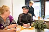 Alfhild Hildebrand og Arve Grøndvold jobber sammen for et grønnere uteområde ved den kommunale blokka. I bakgrunnen sosionom Monika Libak Aaser.