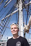 – Å hjelpe ungdommer samtidig som jeg klatrer i masta, er fysisk aktiv og er til sjøs, som jeg elsker, det er helt topp, sier Siri Elvsborg.