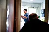 Etter at Lillian Bjerke begynte å jobbe på sykehjemmet, streifet det henne at flere av beboerne var yngre enn henne selv. – Alderen er jo der, og alle kan få en dødelig sykdom når som helst, men du kan ikke grave deg ned på den måten, sier Bjerke.