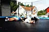 PAUSE: Peder Fruergaard Vetaas, Gunn-Marit Ravnå og Stine Helene Sørvåg tar en pause på tempolinen mens ungdommene er ute av huset.