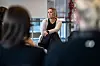 Elevene i ringen sier til Mona Larssen at kravene skolen stiller har en del å si for om det er trygt å komme på skolen: – Hvis du ikke er flink i matte, er det ikke gøy å komme inn i en klasse der man ikke skjønner noen ting, sier en av elevene. – Behovene må tilpasses hver enkelt slik at alle elever kjenner på mer mestring, sier en annen.