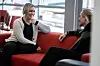 Kontaktlærer for helse- og oppvekstfag, Elisabeth Grønnevik (t.h.) skulle gjerne hatt Mona Larssen tilgjengelig hele tiden. Hun er langt ifra den eneste som ønsker noen ord med miljøterapeuten når hun er innom.