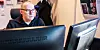 KREVENDE JOBB: Tidligere fengselsbetjent Roar Almhjell følger opp domfelte på fotlenke via skjerm og telefon.