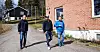 Ved Lierfoss Ungdom og Familiesenter i Aurskog-Høland, har allerede alle de fast ansatte, unntatt en, treårig høyskoleutdanning eller mer. F.v.: Leder Haakon Cederkvist, sosionom Martin Wold Falla og tillitsvalgt Knut Arne Lybæk.