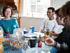 Praten rundt bordet går på norsk, og guttene lærer mye om hvordan det er å leve i Norge.