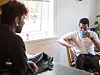 Tidligere beboere kommer jevnlig hjemom for å treffe de voksne og være sammen med de andre i huset. F.v: Bashir og Simon.