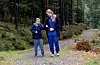 Gretha Aase (.t.v.) liker å gå korte turer i området rundt sykehjemmet, her med Amalie Christina Poppe.  Erling Slyngstad-Hægeland