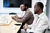Abdirahman Hasan fra foreningen Wadajir (i midten) forteller at de blir ringt til av folk som vil ha hjelp med en barnevernssak eller som ber om hjelp til å forstå offentlige brev.