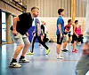 KLAR: Miljøterapeut Lars Vanvikmyr er klar for å streike mot uthuling av arbeidsmiljøloven.  Her i sving på Strinda videregående skole.