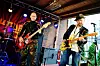 I RAMPELYSET: Erik Tosterud (47) på bass (t.v) skal tilbake til Bastøy fengsel etter å ha spilt på scenen Jailhouse stage i Notodden. - Det er deilig med et avbrekk, sier han.